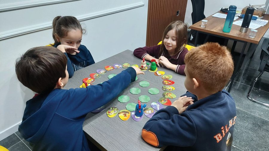 Gametics atölyesinde kutu oyunu oynayan çocuklar