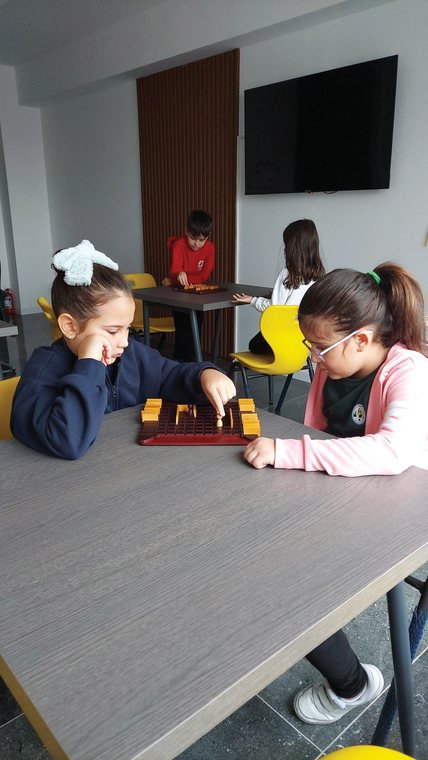 Akıl oyunları oynayan öğrenciler