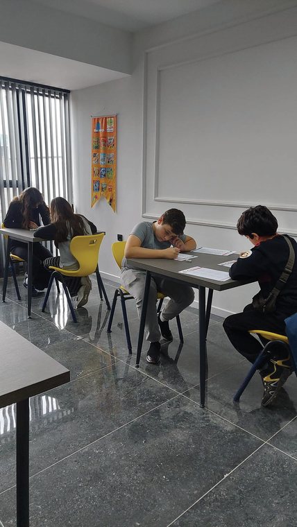 Zeka oyunu çözen çocuklar